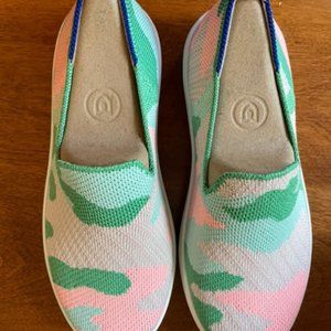 Youth Rothy's- Girls pink camo sneakers size 1